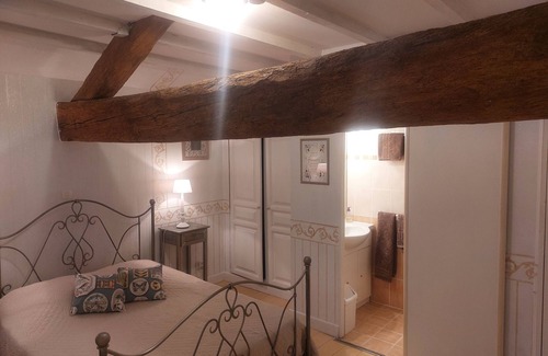 Saint-Sulpice-de-Roumagnac Bed & Breakfast | Guest Rooms 'Le Pré Fleuri 1' with Shared Pool, Shared Terrace and Wi-Fi