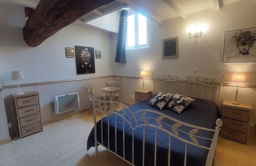 Saint-Sulpice-de-Roumagnac Bed & Breakfast | Guest Rooms 'Le Pré Fleuri 2' with Shared Pool, Shared Terrace and Wi-Fi