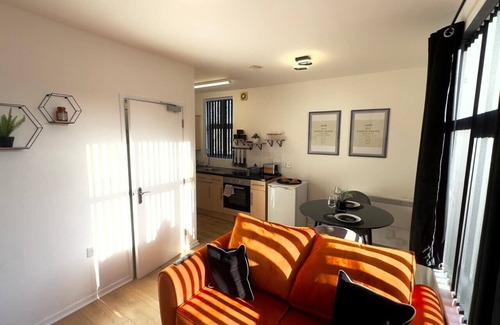 Cradley Apartment | Guest Choice! Apartment Smart Tv Parking Sofa Bed