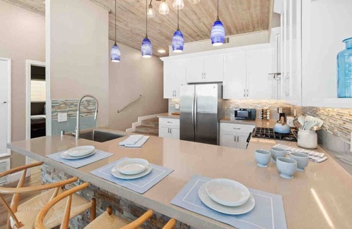 South Oceanside House | Guest Favorite! Fire Ring on Sand Walk to Village