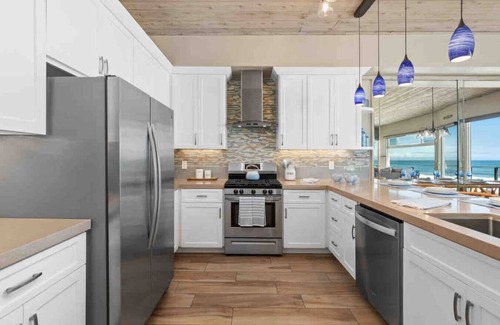 South Oceanside House | Guest Favorite! Fire Ring on Sand Walk to Village