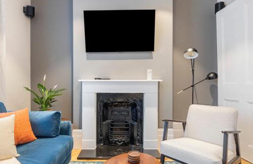 Islington Apartment | Guest Favorite Private home with King sized bed and Garden newly renovated