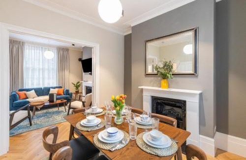 Islington Apartment | Guest Favorite Private home with King sized bed and Garden newly renovated