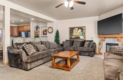 Kimball Junction House | Guest-Favorite Ski Home in Bear Hollow w/Hot Tub – Sleeps 18 – King/Queen Beds