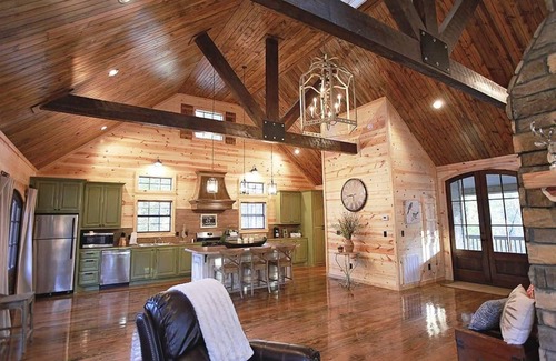 Broken Bow Cabin | Guest favorite snuggled in Timber Creek Trails along a creek