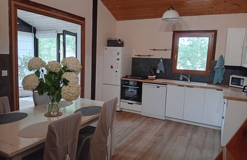 Sainte-Eulalie-en-Born Ski Chalet | Guest House 'Le Chalet D'isabelle' with Private Terrace, Wi-Fi and Air Conditioning