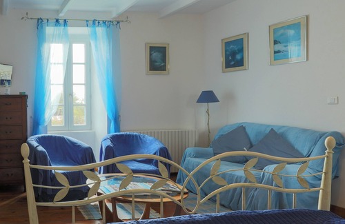 Kerien Bed & Breakfast | Guest House 'Chambre Bleue' with Private Terrace, Private Garden and Wi-Fi