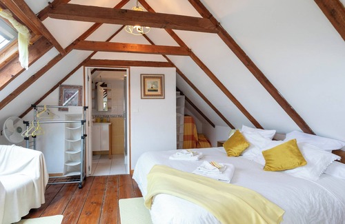Kerien Bed & Breakfast | Guest House 'Chambre Jaune' with Private Terrace, Private Garden and Wi-Fi
