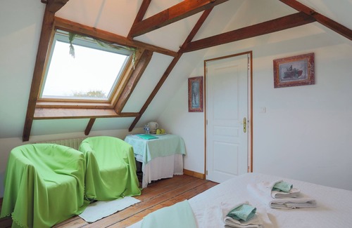 Kerien Bed & Breakfast | Guest House 'Chambre Verte' with Private Terrace, Private Garden and Wi-Fi