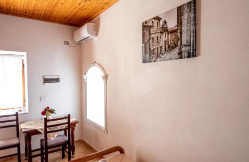 Gjirokaster House | Guest House Garden
