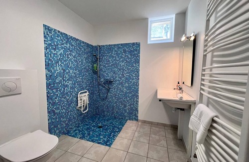 Eymet House | Guest House 'La Chambre Bleue' with Shared Terrace, Shared Garden and Wi-Fi