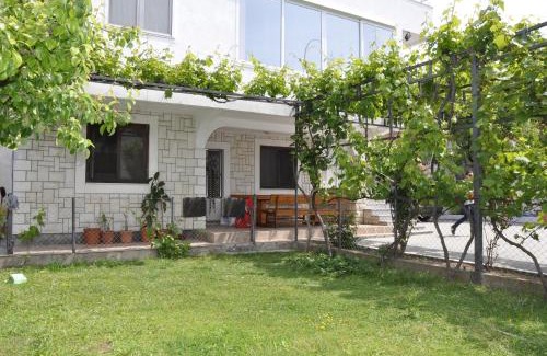 Bjelisi House | Guest House Lalic
