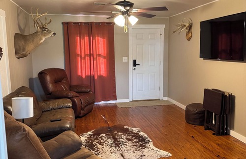 Arlington Cabin | Guest house lodge is located at the edge of the Broken B Bar Ranch.