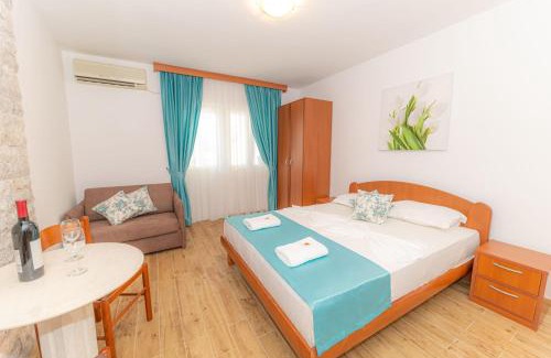 Petrovac House | Guest House S-Lux
