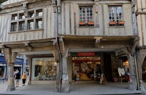Dinan House | Guest House Saint Yves