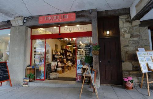 Dinan House | Guest House Saint Yves