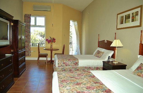 Runaway Bay House | Guest House Villa Mishkan