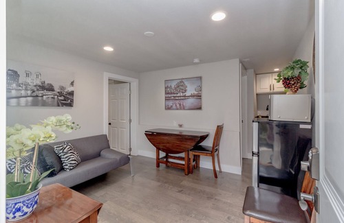 Northeast Bellevue House | Guest House with beautiful surroundings