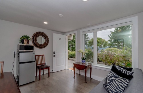 Northeast Bellevue House | Guest House with beautiful surroundings