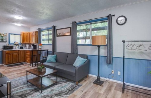 Amazon House | Guest house with grill and parking near UO