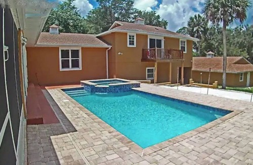 Leesburg House | Guest House with pool, boat parking