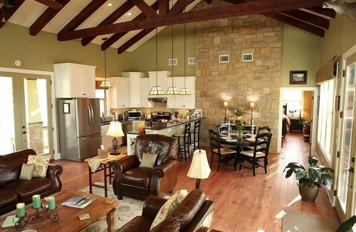 Fredericksburg Cottage | Guest King Room - Bella Vista Cottage