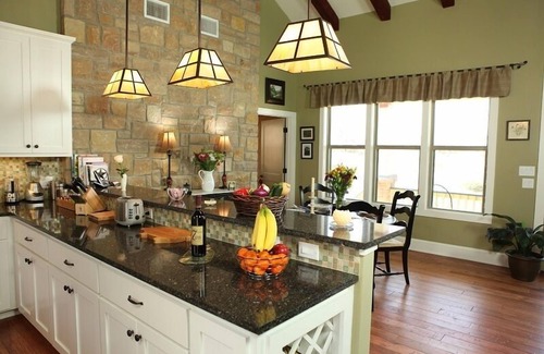 Fredericksburg Cottage | Guest King Room - Bella Vista Cottage
