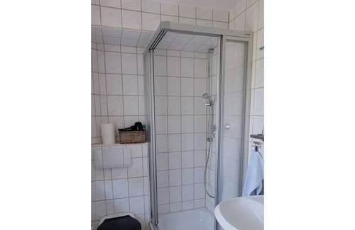 Gutach Apartment | Guest room spruce with toilet and shower