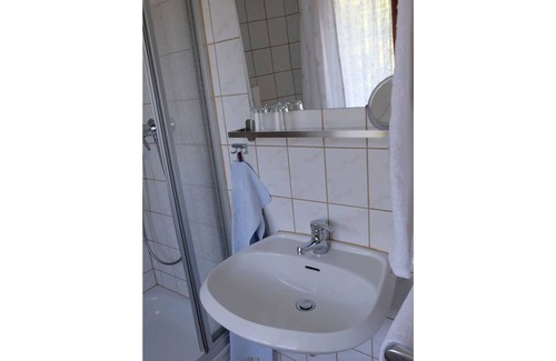Gutach Apartment | Guest room spruce with toilet and shower