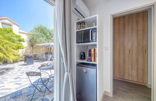 Saint-Christoly-Medoc Bed & Breakfast | Guest Room L’Oranger – Comfort & Privacy at Patio du Port