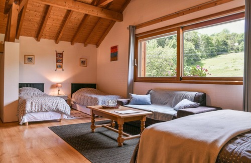 Loisieux Bed & Breakfast | Guest Room 'Arc En Ciel' with Mountain View, Shared Pool and Wi-Fi