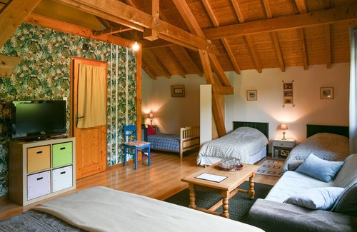 Loisieux Bed & Breakfast | Guest Room 'Arc En Ciel' with Mountain View, Shared Pool and Wi-Fi
