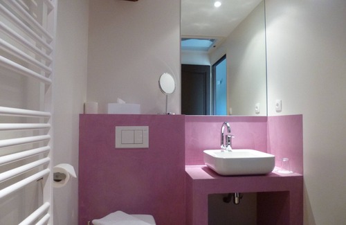 Beaumont-sur-Grosne Bed & Breakfast | Guest Room "Chambre Chocolat" with Shared Pool, Shared Terrace and Wi-Fi