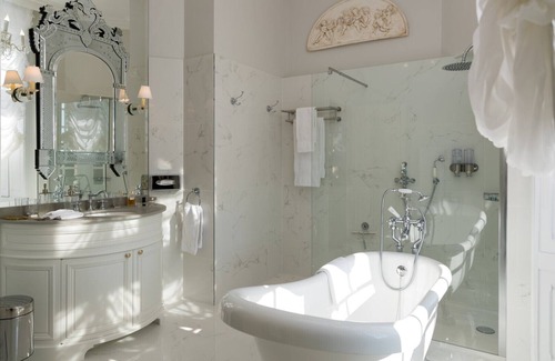 Azay-sur-Cher Bed & Breakfast | Guest Room 'Chambre D'hôtes Bleue' with Wi-Fi and Air Conditioning