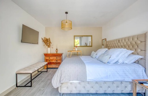 Saint-Christoly-Medoc Bed & Breakfast | Guest Room L’Oranger – Comfort & Privacy at Patio du Port