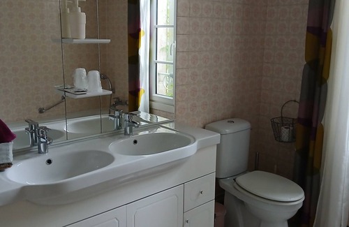 Saint-Aignan Bed & Breakfast | Guest Room 'Hortensia 4p' with Shared Garden and Wi-Fi