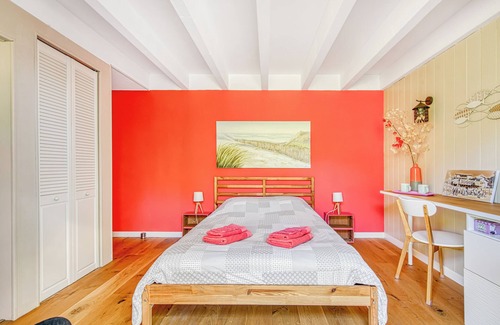 Le Porge Bed & Breakfast | Guest Room 'La Côte D'Argent Coquelicot' with Private Terrace, Private Garden and Wi-Fi