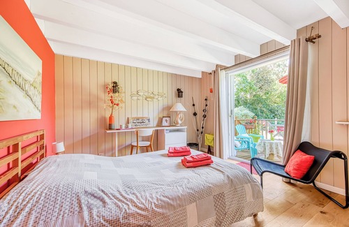 Le Porge Bed & Breakfast | Guest Room 'La Côte D'Argent Coquelicot' with Private Terrace, Private Garden and Wi-Fi