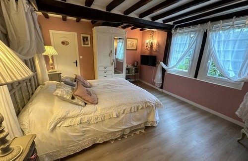 Suzay Bed & Breakfast | Guest Room 'Marquise De Pompadour' with Pool, Breakfast, Shared Garden, and Wi-Fi