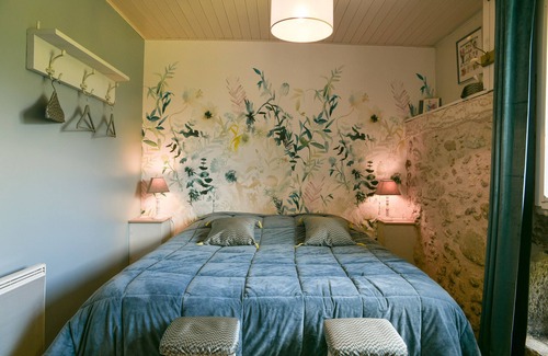 Loisieux Bed & Breakfast | Guest Room "Myosotis" with Mountain View, Shared Pool and Wi-Fi