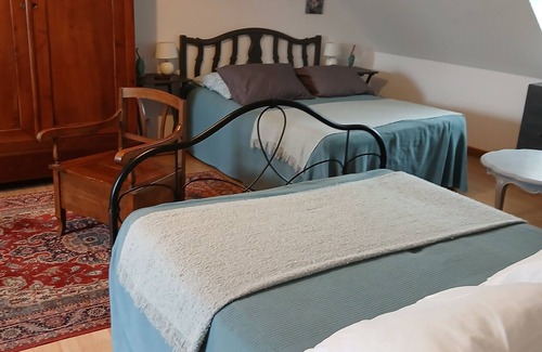 Saint-Aignan Bed & Breakfast | Guest Room 'Orchidée 6p' with Shared Garden and Wi-Fi