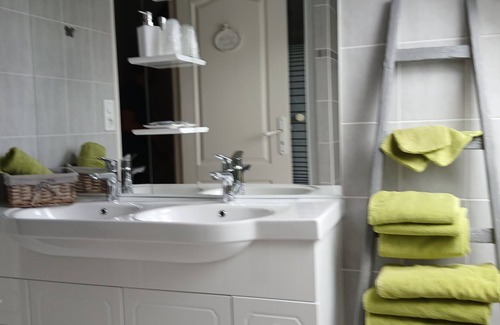 Saint-Aignan Bed & Breakfast | Guest Room 'Orchidée 6p' with Shared Garden and Wi-Fi