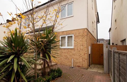 Stone House | Guest Room stay in Dartford- Close to all amenities