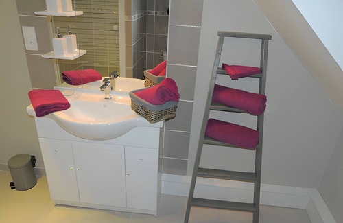 Saint-Aignan Bed & Breakfast | Guest Rooms 'Myosotis 3p' with Shared Garden and Wi-Fi