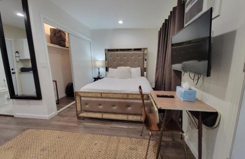 Mid City Apartment | Guest suite near La Cienega Park Beverly Hills next to LACMA La Brea Tar Pits Peterson Museum and Academy Awards Museum
