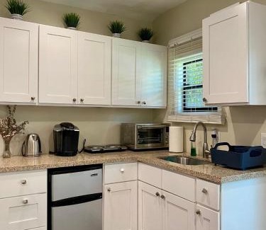 Mid City Apartment | Guest suite near La Cienega Park Beverly Hills next to LACMA La Brea Tar Pits Peterson Museum and Academy Awards Museum