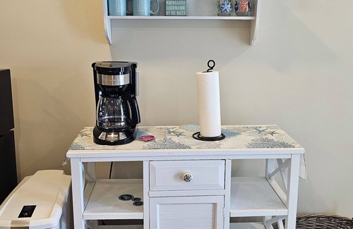 Hull Apartment | Guest Suite with Bedroom, Living Room, Dining Area, Full Bath,off street parking