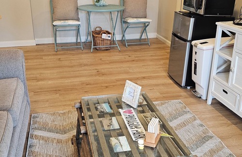 Hull Apartment | Guest Suite with Bedroom, Living Room, Dining Area, Full Bath,off street parking