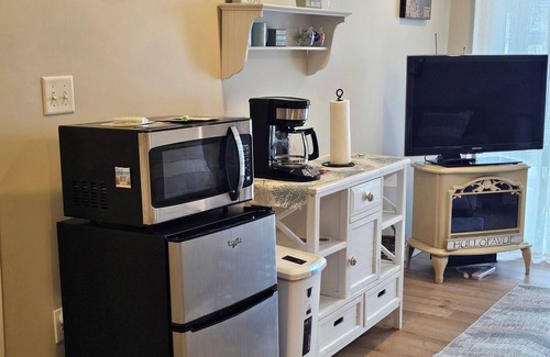 Hull Apartment | Guest Suite with Bedroom, Living Room, Dining Area, Full Bath,off street parking