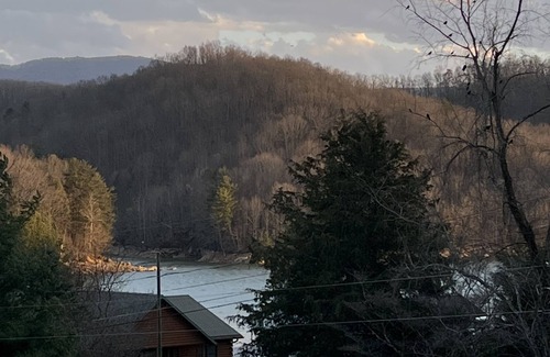 Abingdon House | Guest suite with lake and mountain views along with lake access.